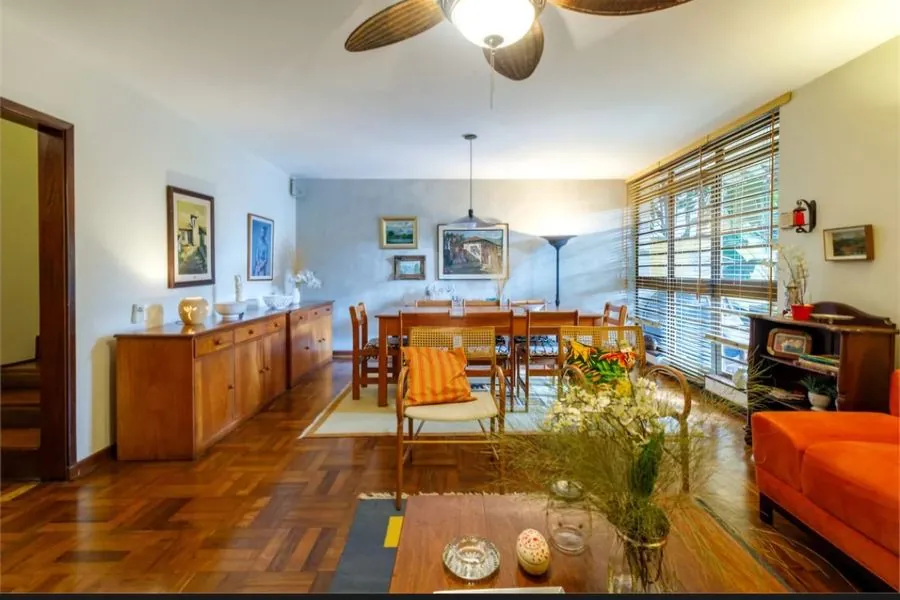 Living com janelões para o jardim
