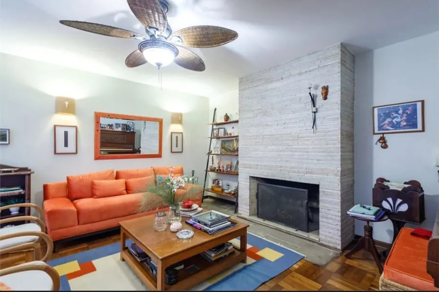 Sala de estar com lareira e tacos de ipê