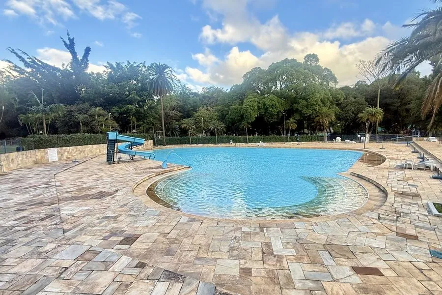 Piscina com prainha e toboágua